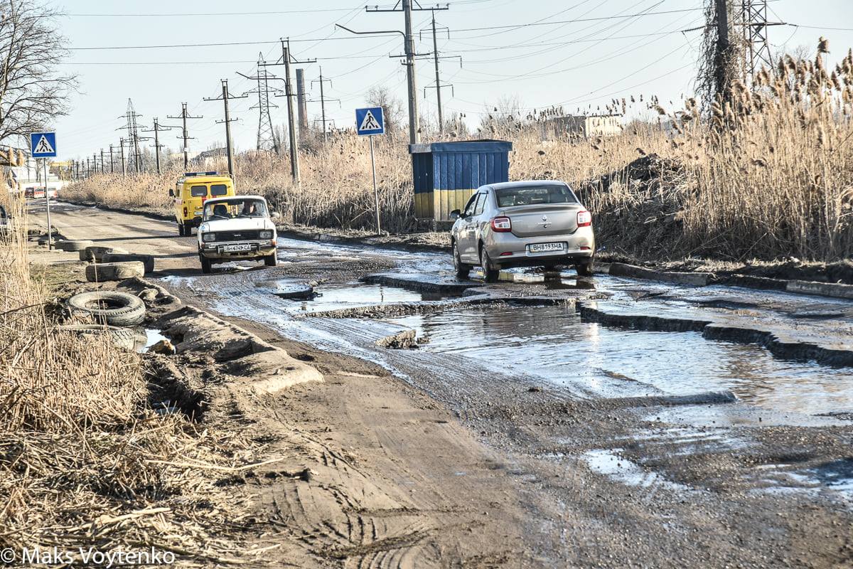 Фото: В одном из районов Одессы снег сошел вместе с асфальтом